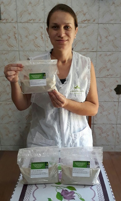 A produtora familiar Patrícia Ricomini, de Itanhanhém, no litoral paulista, produz farinha da banana verde, berinjela e maracujá e gerencia pela web a venda dos produtos nas feiras