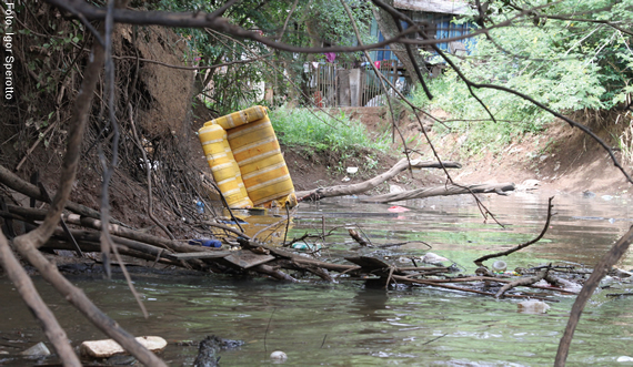 Lixo, esgoto doméstico e produtos químicos são jogados no rio na periferia das cidades