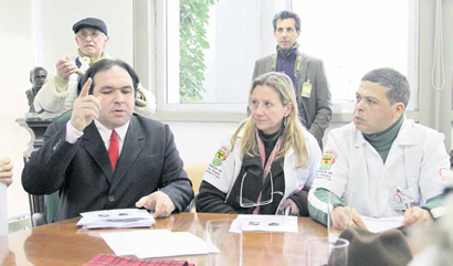 O vereador Thiago Duarte se reúne com servidores municipais de saúde que protestaram em 26 de agosto na Câmara Municipal contra as demissões