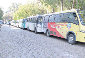 Fila de micro-ônibus que aguardam retorno dos pacientes no Hospital de Clínicas