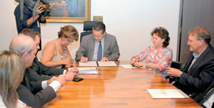 O documento teve como signatários o presidente da AL e entidades ligadas à educação pública e privada | Foto: Vinicius Reis/AL