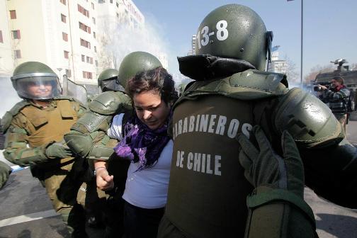 Em 2011, estudantes do Chile foram às ruas confrontar o governo e protestar contra a educação cara e de baixa qualidade a que estão sendo submetidos 