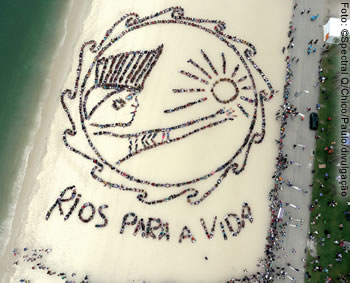 Manifestação contra barramento dos rios, no dia 19 de junho na Praia do Flamengo, no Rio, por cerca de 1,5 mil participantes da Cúpula dos Povos, entre eles índios da Amazônia afetados pela construção de hidroelétricas