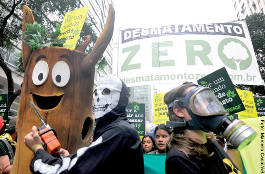 Manifestação contra o Código Florestal em defesa dos bens comuns e contra a mercantilização da vida, realizada na avenida Rio Branco, com a participação de estudantes e representantes de movimentos sociais 