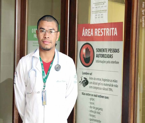 Mauro Vergueiro, 22 anos, chegou a desistir do curso e voltou para sua aldeia depois que um professor insultou estrangeiros e cotistas alegando que estes "precarizam" a Medicina 