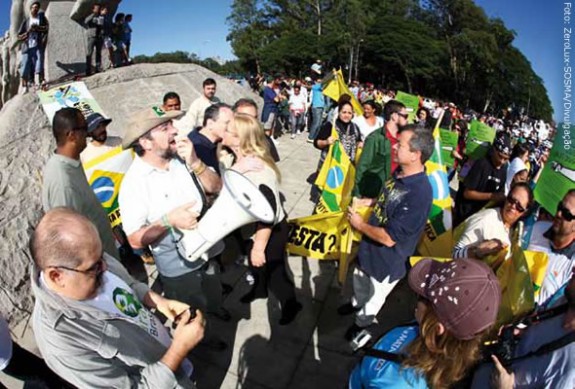 Mario Mantovani lidera manifestação contra as alterações do Código Florestal, no Parque Ibirapuera, em São Paulo, durante o Viva a Mata 2011, evento que comemorou o Dia Nacional da Mata Atlântica