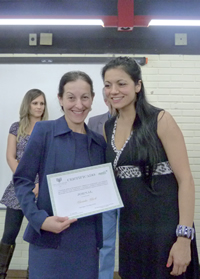 Clarinha Glock (E) recebeu  distinção por reportagem sobre  câncer de mama | Foto: Valéria Ochôa / Comunicação Sinpro/RS