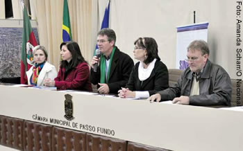 Evento contou com representantes da Prefeitura e do Conselho de educação e diretores do Sinpro/RS