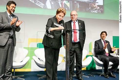 Presidente sanciona o Marco Civil da Internet durante evento, em São Paulo