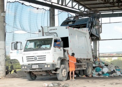 Texto Alternativo - Transbordo do lixo recolhido em Pelotas, levado em caminhões para aterro sanitário em Candiota