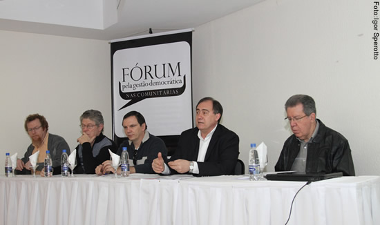 Mesa: Lademir Beal (Sinpro Caxias), Luiz Gambim (FeteeSul), Valdir Kinn (Sinpro Noroeste), com Marcos Fuhr, diretor do Sinpro/RS, e o deputado Raul Pont