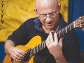 Felipe Azevedo: solo, ritmo e harmonia