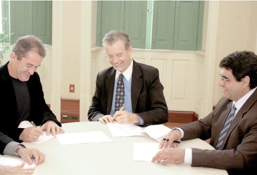 Francisco Novelletto e o prefeito José Fortunatti, em maio de 2010, na assinatura de concessão de área para sede da FGF e Memorial Júlio Prestes
