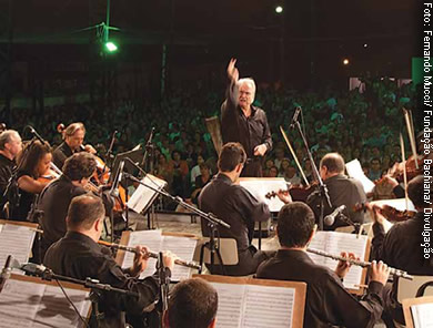 No concerto em Taquari, no RS, o maestro rege a Filarmônica Bachiana Sesi-SP