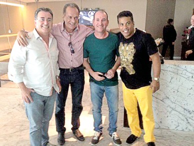 O prefeito de Laguna, Everaldo dos Santos (E) e o empresário e irmão de Ronaldinho, Roberto de Assis Moreira (D)