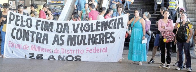 Movimento Copa pra Quem?, na Rodoviária do Plano Piloto, em Brasília, incorpora luta por direitos das mulheres e população LGBT