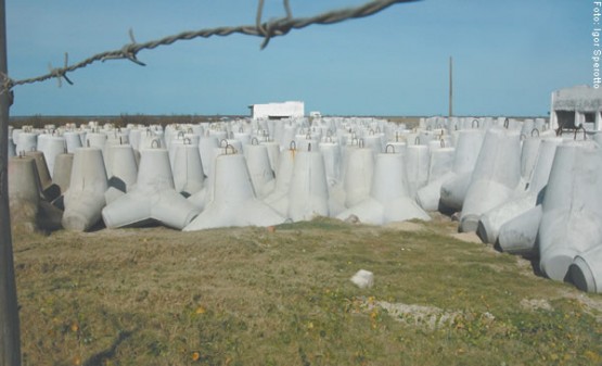 Peças de concreto utilizadas na ampliação dos molhes da barra 