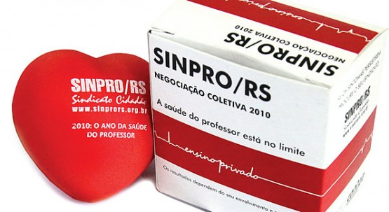 Caixa de remédio com um coração antiestresse faz parte do material da campanha 