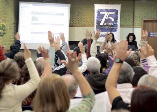 Professores deliberam políticas do Sinpro/RS em assembleia