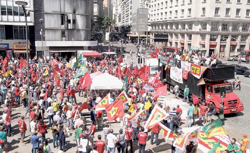 Dia de Lutas em defesa da Petrobras organizado pela CUT/RS no dia 12 de março reuniu 12 mil pessoas em Porto Alegre