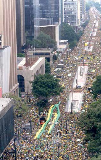 Protestos do dia 15 reuniram 210 mil na Av. Paulista