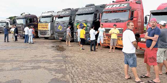 Greve de caminhoneiros expôs dependência do país ao transporte rodoviário