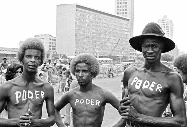 Poder, fotografia da série realizada entre 1972 e 1976, durante o Carnaval carioca, é um dos destaques da mostra X