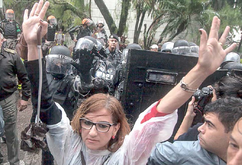 Manifestantes impedidos de ingressar na AL/RS protestaram contra aumento de impostos, no dia 22 de setembro, quando deputados estaduais aprovaram o tarifaço de Sartori