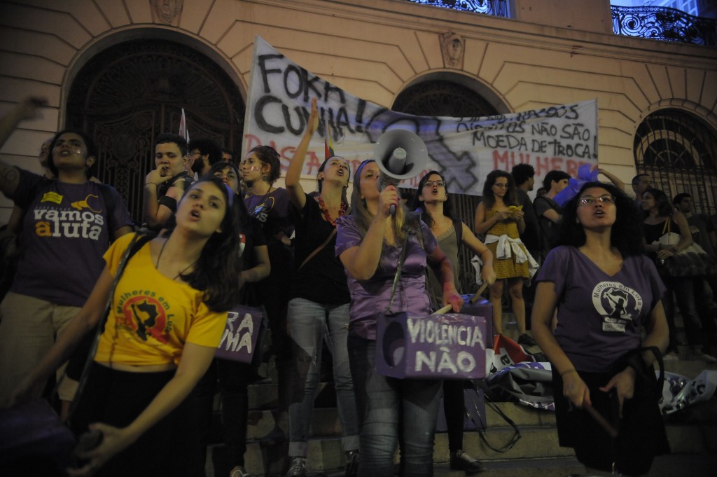 Protesto no Dia Internacional de Combate à Violência contra a Mulher e contra o PL 5069/13, em frente à Câmara de Vereadores do Rio, em novembro