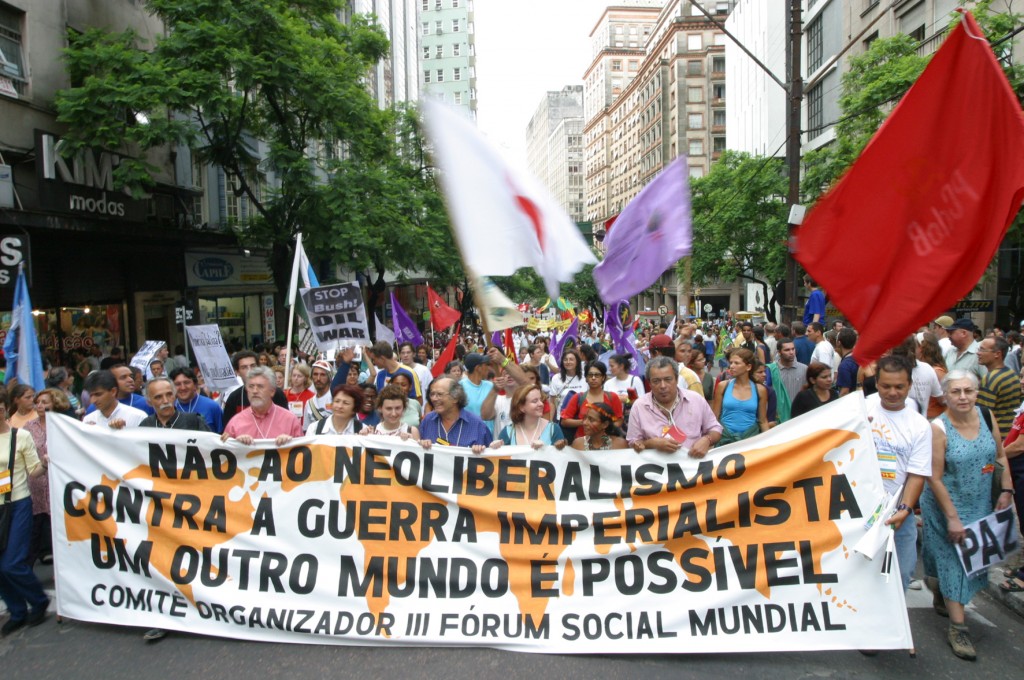 Última edição do FSM em Porto Alegre, em 2003: espaço de encontro de movimentos e articulação das lutas sociais - Foto: René Cabrales/Arquivo Extra Classe