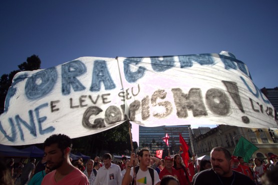 Estudantes pedem a saída de Eduardo Cunha da presidência da Câmara