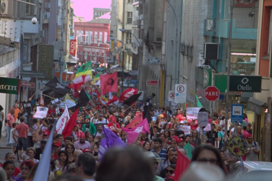 Manifestação de trabalhadores contra o golpe mobilizou mais de 5 mil trabalhadores no centro de Porto Alegre
