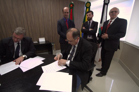 Marcos Fuhr, diretor do Sinpro/RS, assinou como testemunha do acordo 