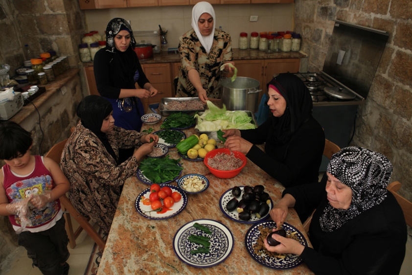 Movimento mobiliza a gastronomia local de diversas partes do mundo, a exemplo dessa oficina com mulheres palestinas