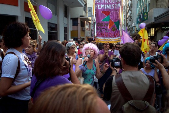 Caminhada do Dia Internacional da Mulher defendeu a democracia e protestou contra o golpe do impeachment