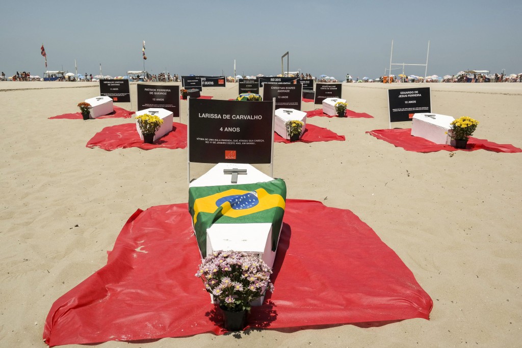 Protesto na praia de Copacabana lembrou as 4 mil mortes por causas violentas no Rio em 2015