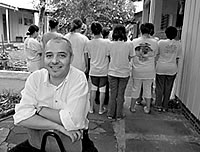 Psiquiatra Rogério Alves da Paz com o grupo de adolescentes dependentes químicos do bairro navegantes em Porto Alegre