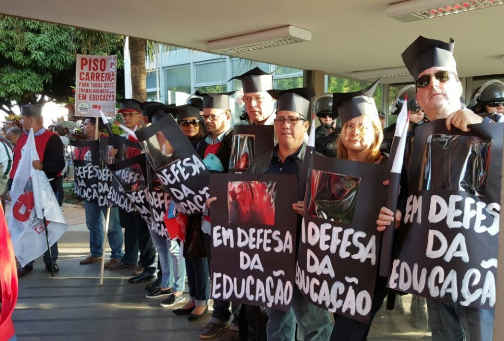 Trabalhadores ocupam o Ministério da Educação, em Brasília