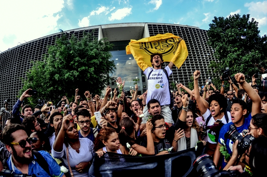 Líder estudantil Emerson Souza Santos, o Catatau (no alto e ao centro), comemora a abertura da CPI da Merenda com os secundaristas, em frente à Assembleia Legislativa, em São Paulo
