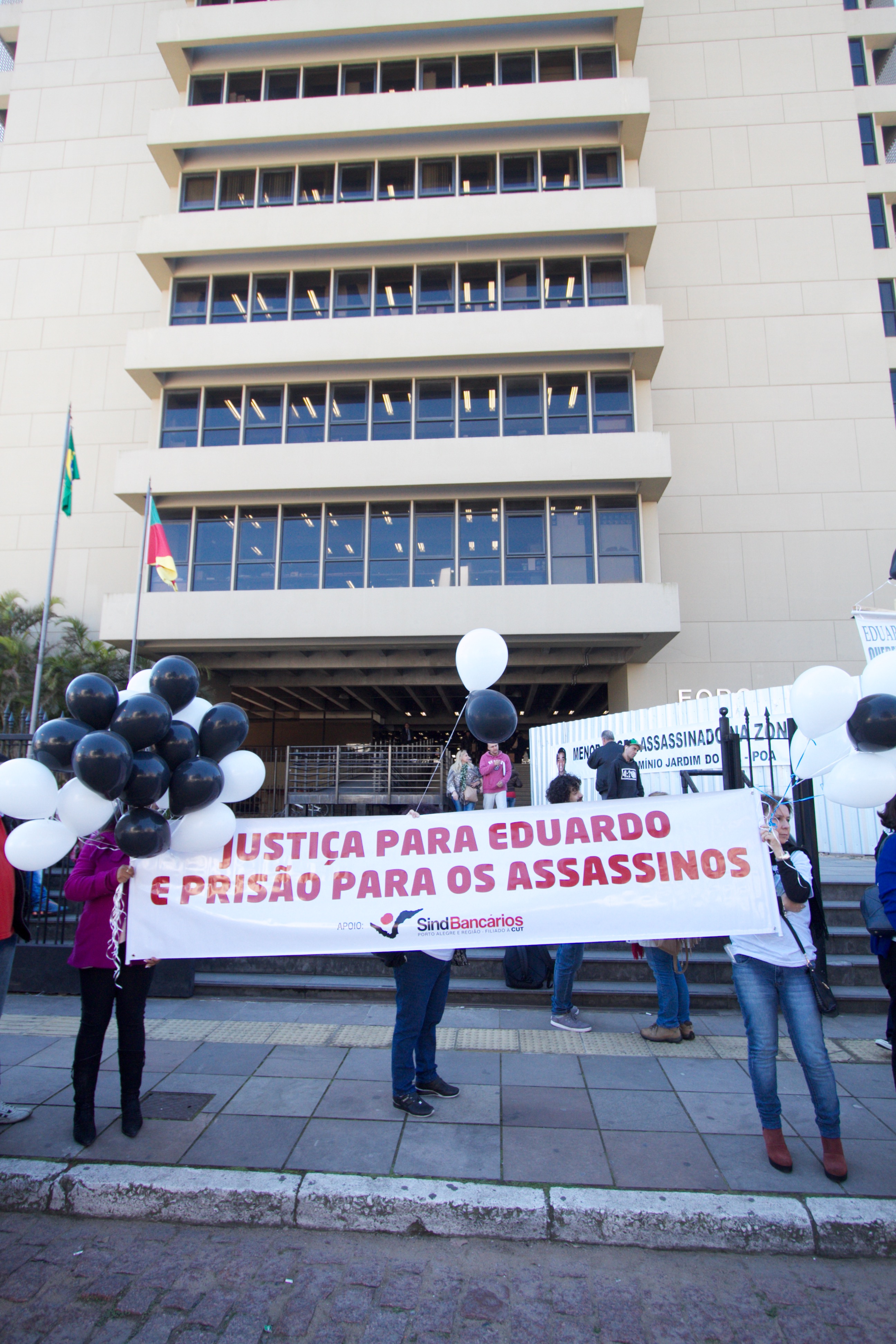 Familiares e amigos fizeram ato por Justiça em frente ao Foro de Porto Alegre antes da audiência