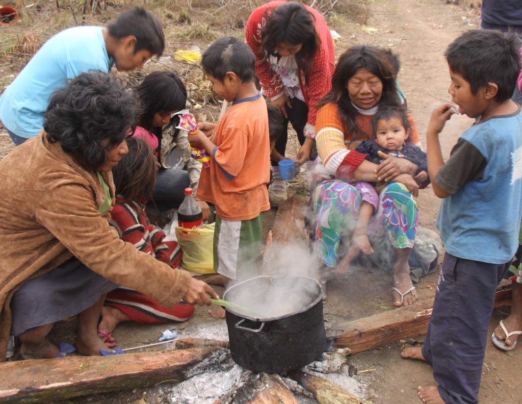 Em um dia frio de inverno deste ano, os índios se reúnem em volta do fogo em que cozinham uma carne de porco. Enquanto esperam a comida ficar pronta, uma cuia de chimarrão passa de mão em mão, o k’ãã, a bebida tradicional indígena, como mostra Karaí, um Mbya nascido em aldeia paraguaia e que mora no acampamento da BR-290.
