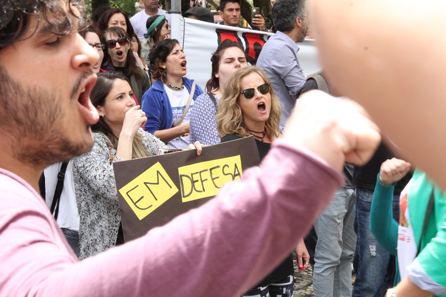 Servidores do estado ocupam Praça da Matriz contra pacote privatista de Sartori