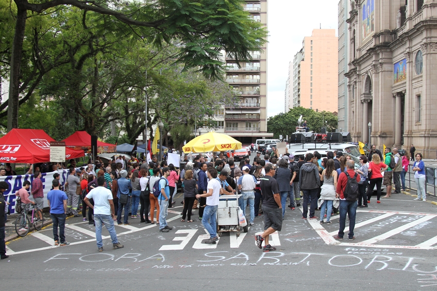 Servidores do estado ocupam Praça da Matriz 