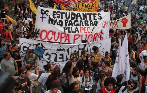 Dia Nacional de Lutas termina com marcha de 15 mil pessoas pelo centro de Porto Alegre