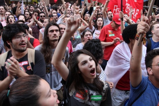 Dia Nacional de Lutas termina com marcha de 15 mil pessoas pelo centro de Porto Alegre