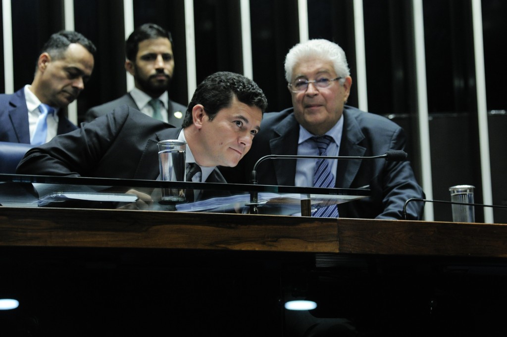 Juiz Sérgio Moro foi ao Senado apresentar uma proposta de alteração ao texto durante audiência sobre o tema , ao seu lado Roberto Requião, relator da matéria