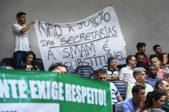 Público nas galerias protesta contra extinção de secretarias, proposto por projeto do Executivo