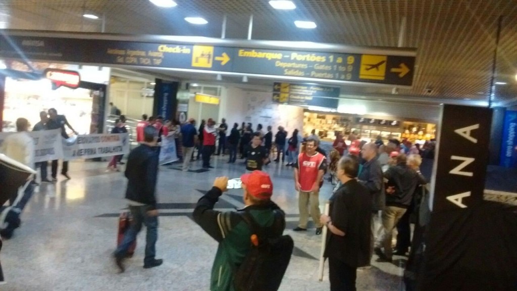 CUT/RS fez ato para pressionar deputados gaúchos no Aeroporto Salgado Filho, enquanto embarcavam para Brasília