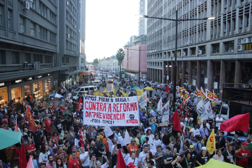 Ato contra as reformas e de organização da greve geral reuniu milhares na Esquina Democrática a partir das 17h