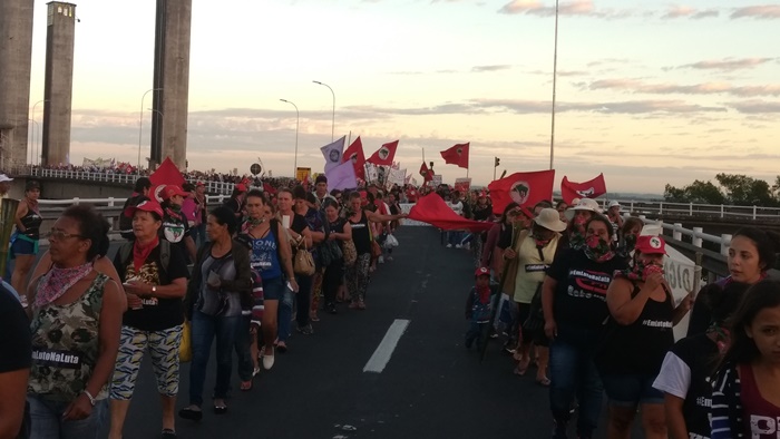 Mulheres de diversas partes do estado participaram da concentração na ponte do Guaíba e marcha até o centro da capital